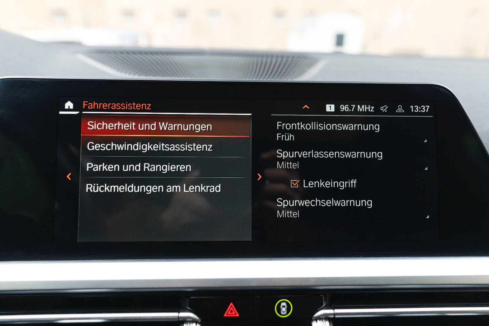Fahrzeugabbildung BMW 330IX M-Sporpaket LED H&K TOTW CARPLAY KAM