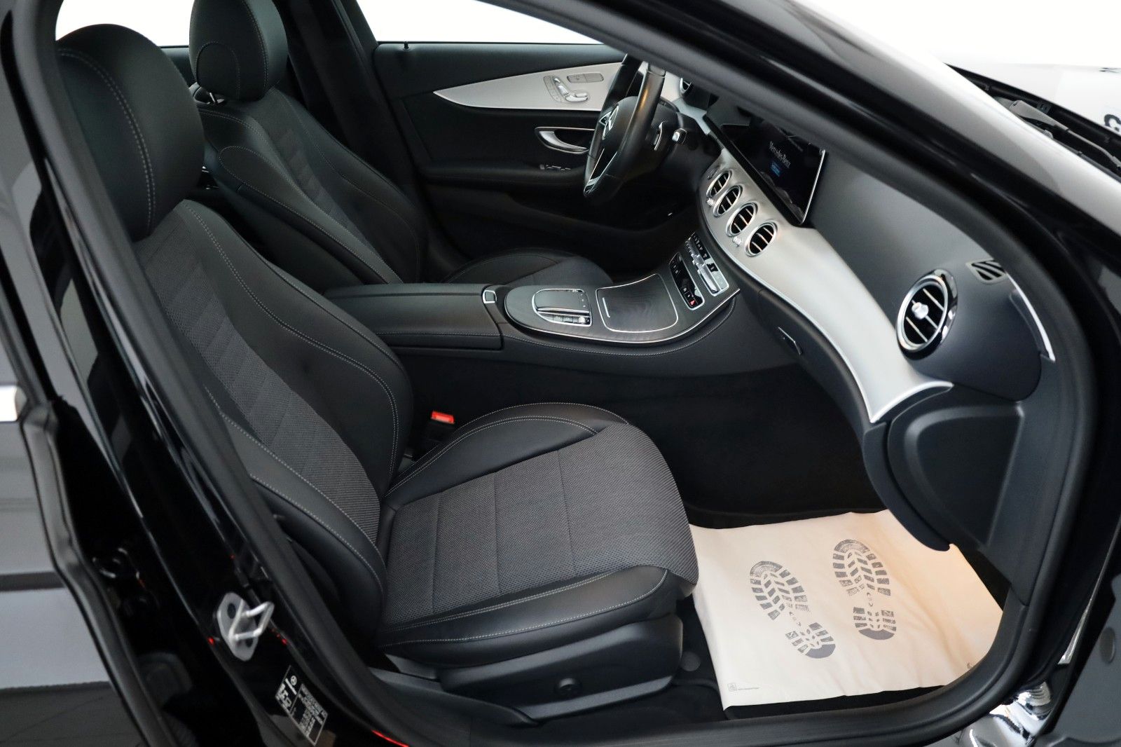 Fahrzeugabbildung Mercedes-Benz E 300 e T Avantgarde,T.Leder,Navi,Kamera,AHK +WR