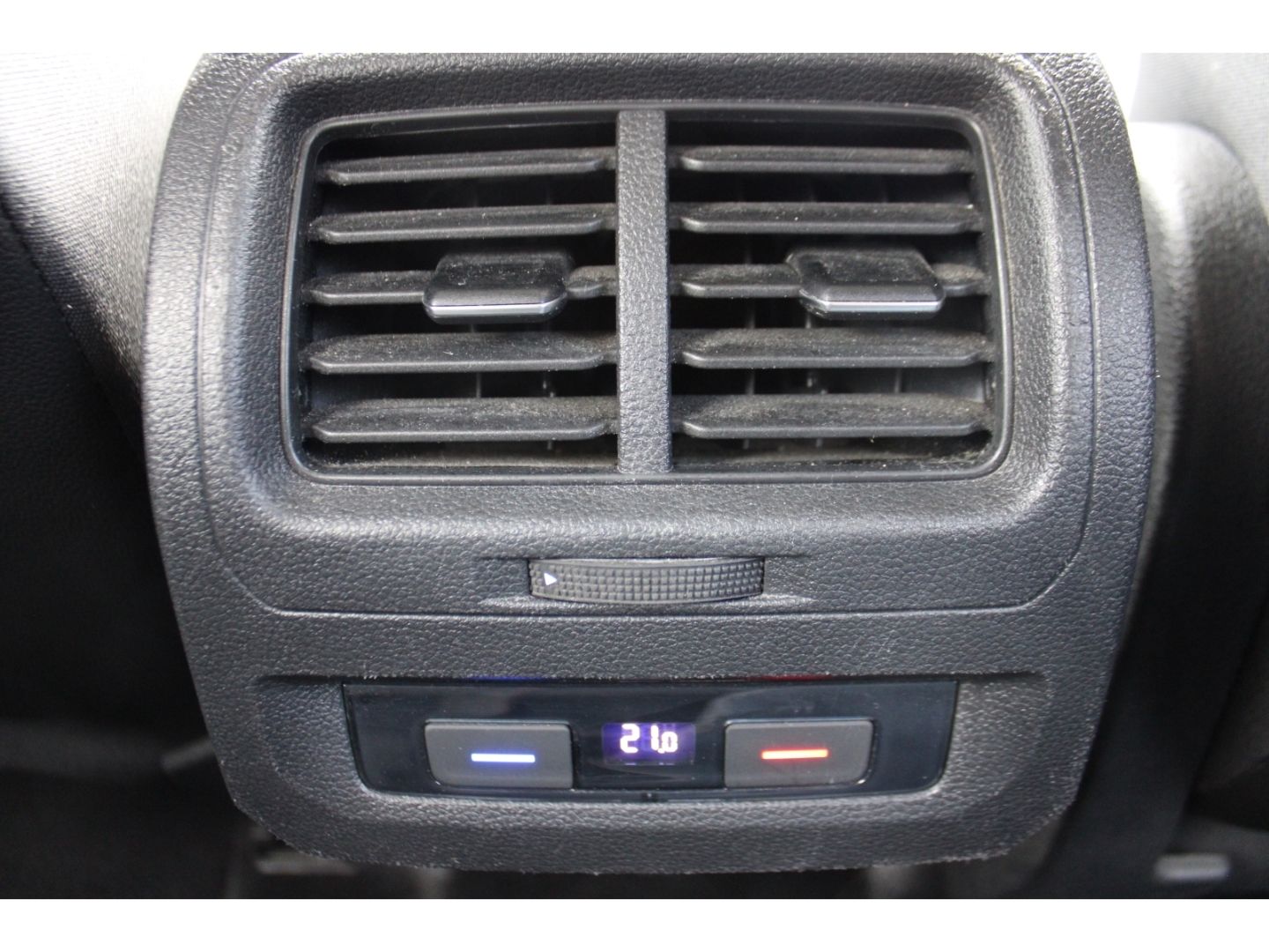 VW Touran IQ.DRIVE 2.0 TDI BMT ACC LED AHK el. Heck - Image 25