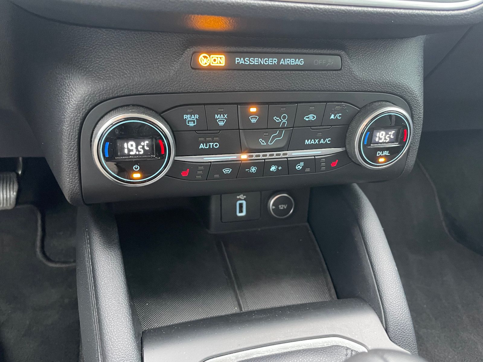 Fahrzeugabbildung Ford Focus Titanium LED, Winterpaket, Verkehrszeiche.