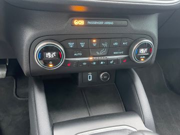 Fahrzeugabbildung Ford Focus Titanium LED, Winterpaket, Verkehrszeiche.