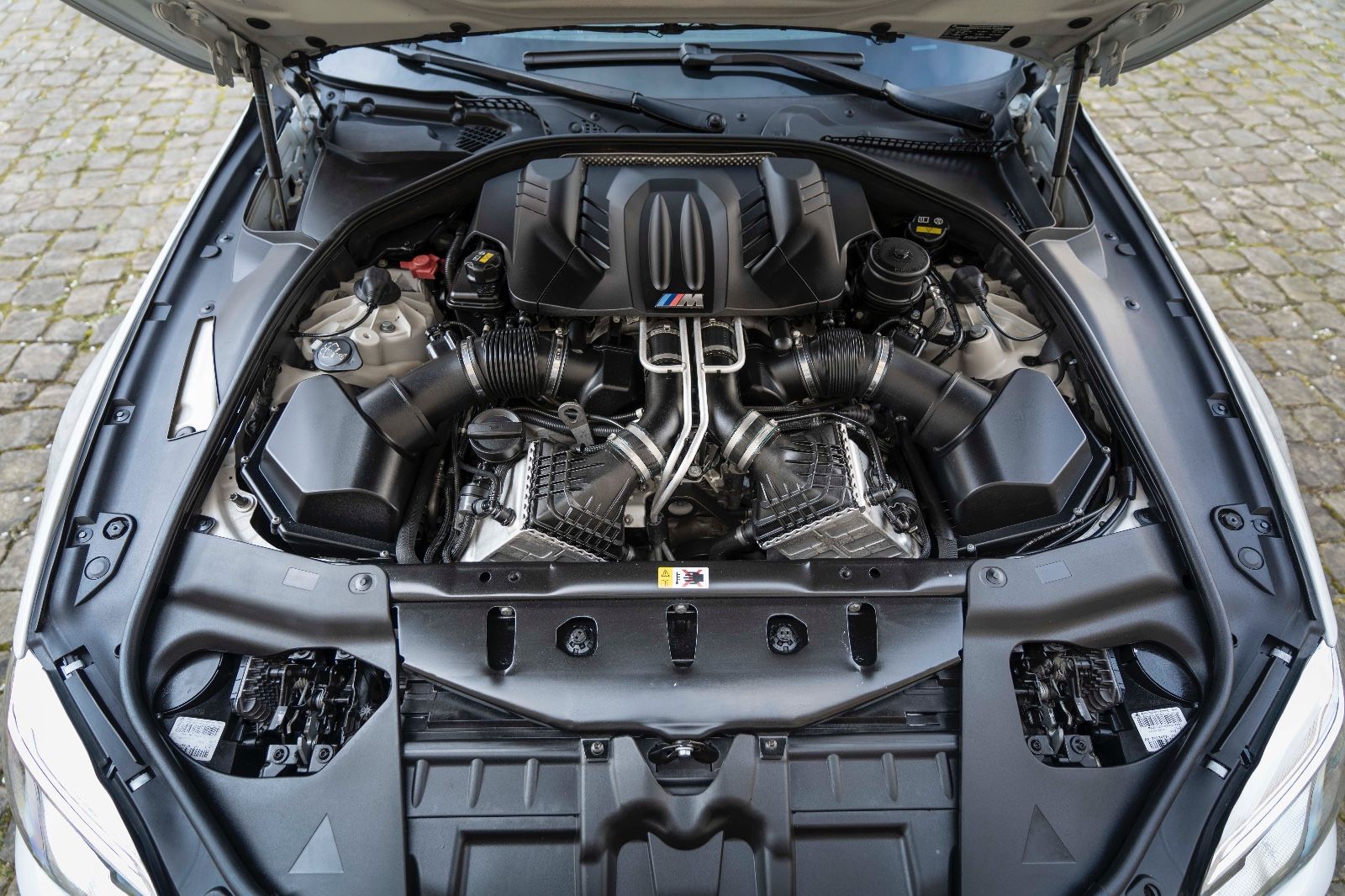 Fahrzeugabbildung BMW M6 Competition 1/100  B&O 360° Carbon LED