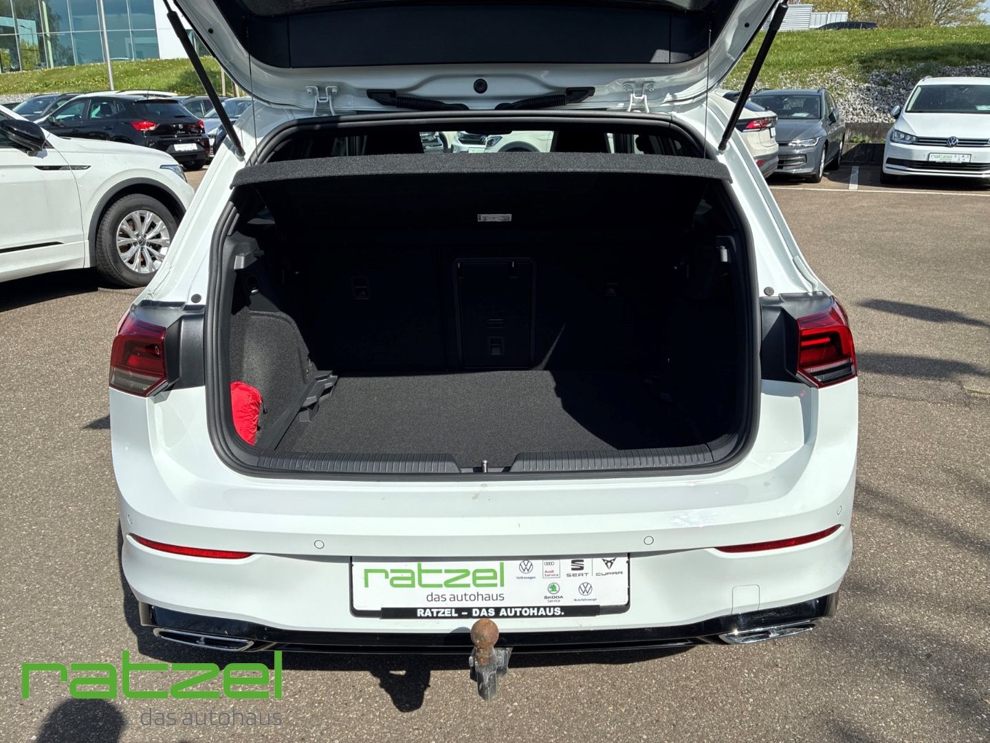 Fahrzeugabbildung Volkswagen Golf VIII 1.5 eTSI R-Line Sportpaket AHK-klappba