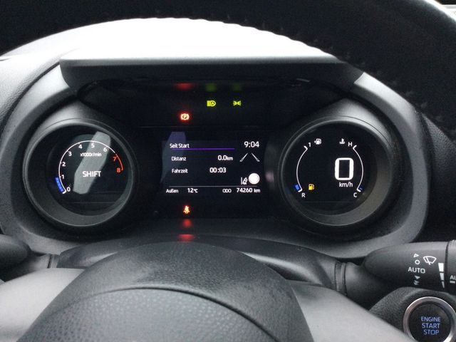 Yaris 1.5 Club KLIMA SHZ KAMERA ACC STANDHZ LED
