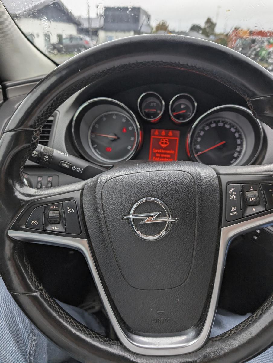 Opel Insignia 2011 — photo 12