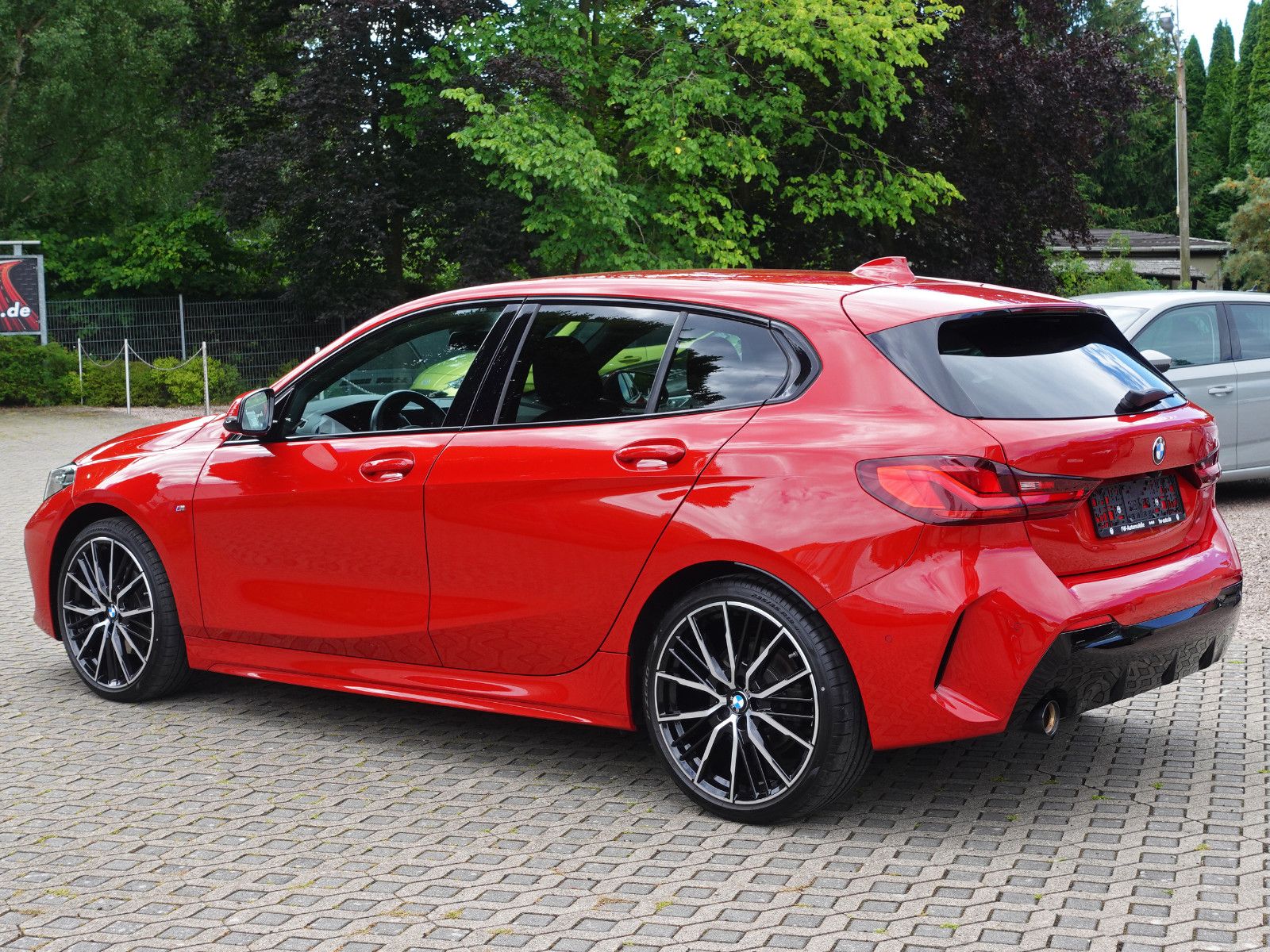 Fahrzeugabbildung BMW 118i Aut. M Sport M Shadow HUD harman/kardon 19"