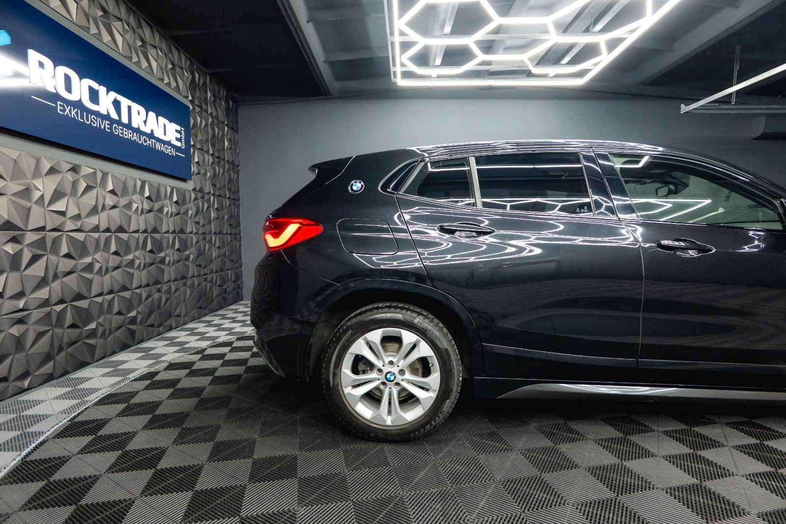 Fahrzeugabbildung BMW X2 sDrive 18i M Sport Automatik *Alcantara*LED*