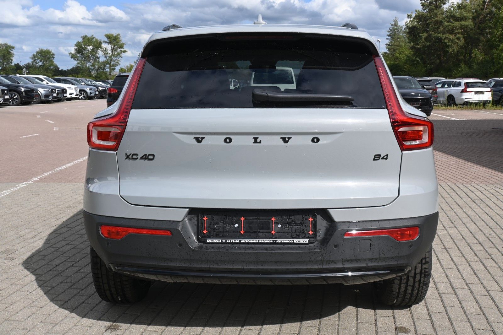 Fahrzeugabbildung Volvo XC40 B4 DKG Plus Black Edition*FSHZG*360°*ACC