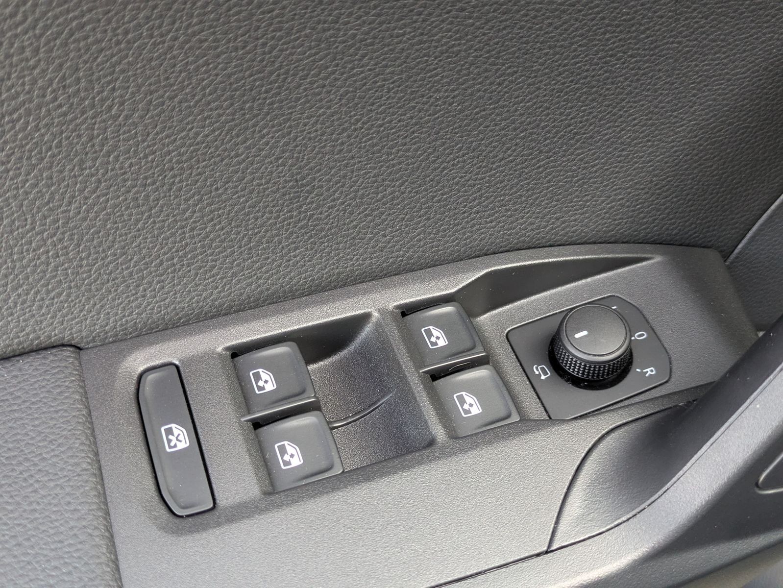 Fahrzeugabbildung SEAT Arona 1.5 TSI FR DSG AHK*ACC*LED*APP*DAB*KAMERA