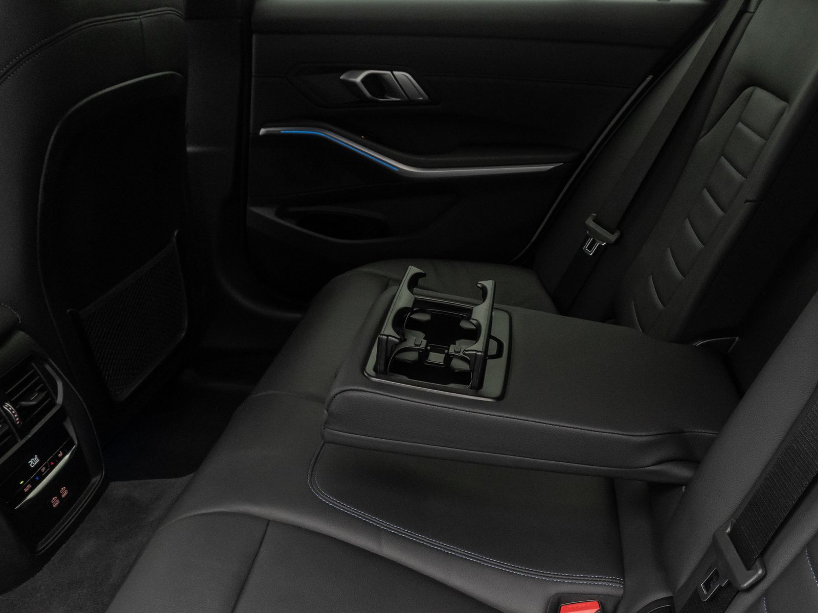 Fahrzeugabbildung BMW 330e xD M Sport DAB Laser AHK HUD Kamera Alarm