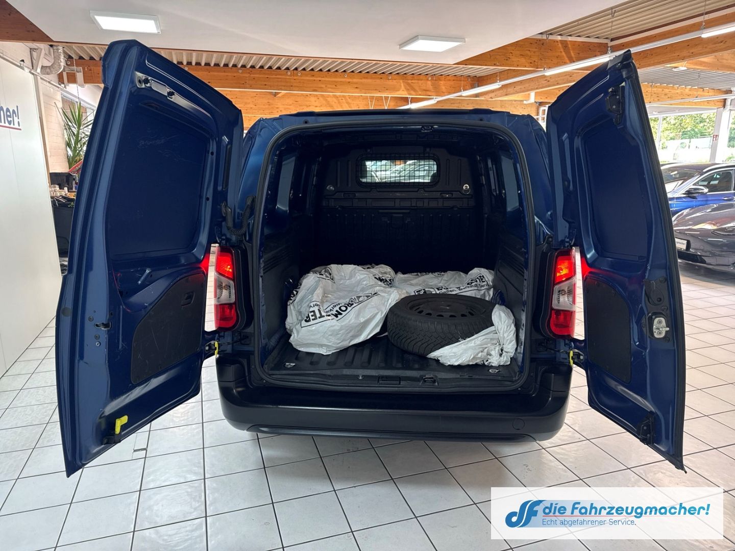 Fahrzeugabbildung Opel Combo E Cargo Maxi Edition L2 XL 1.5D Klima EU6d