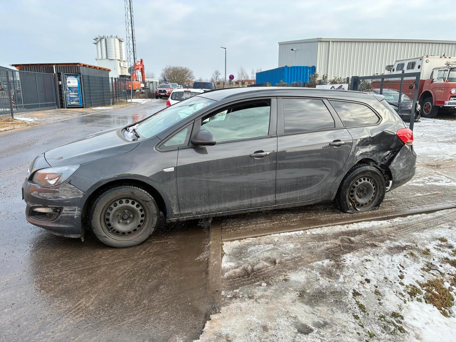 Opel Astra 2015 — photo 14