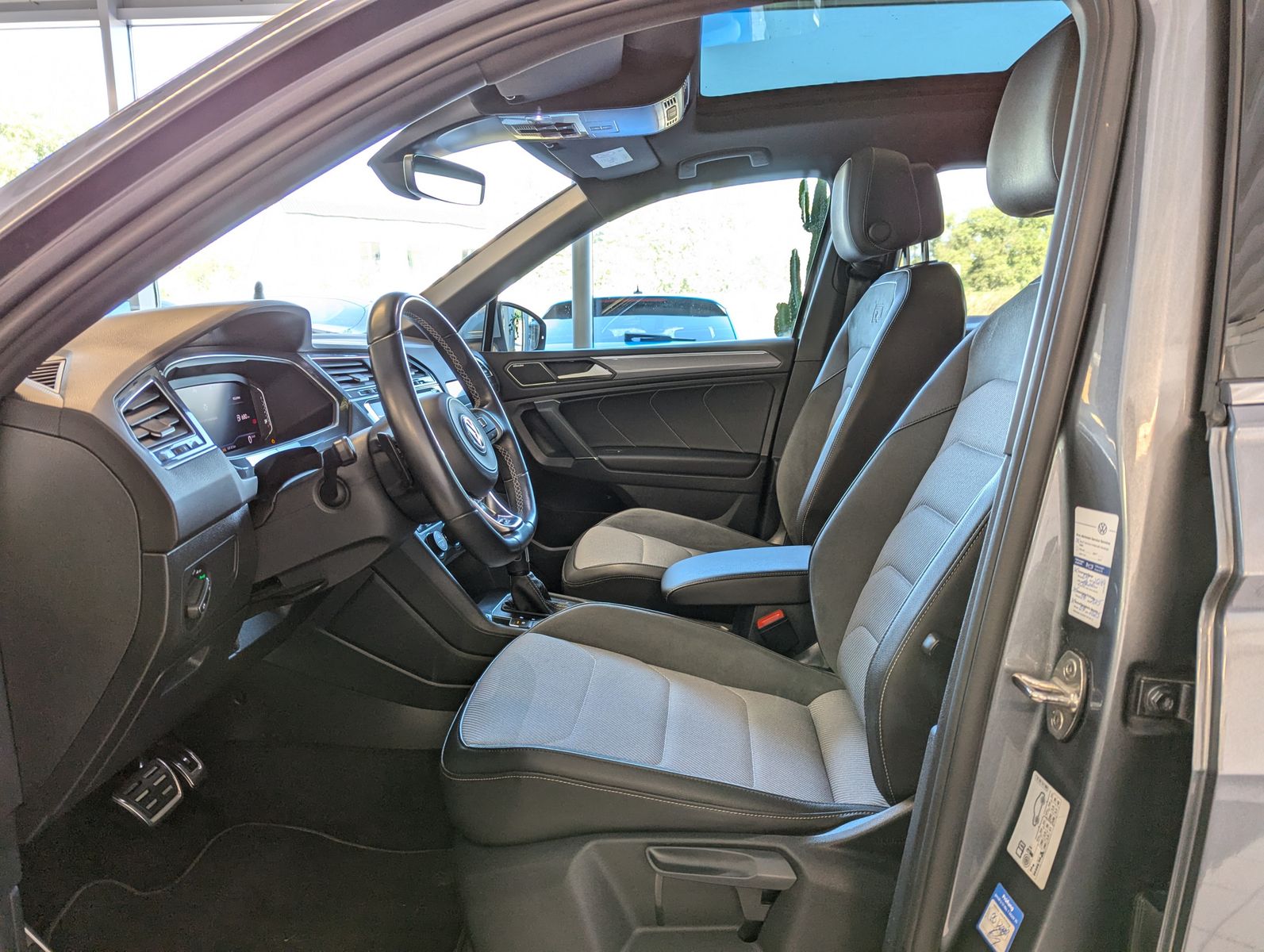 Fahrzeugabbildung Volkswagen Tiguan Allspace TDI DSG 4M 2x R-Line Pano 19 AHK