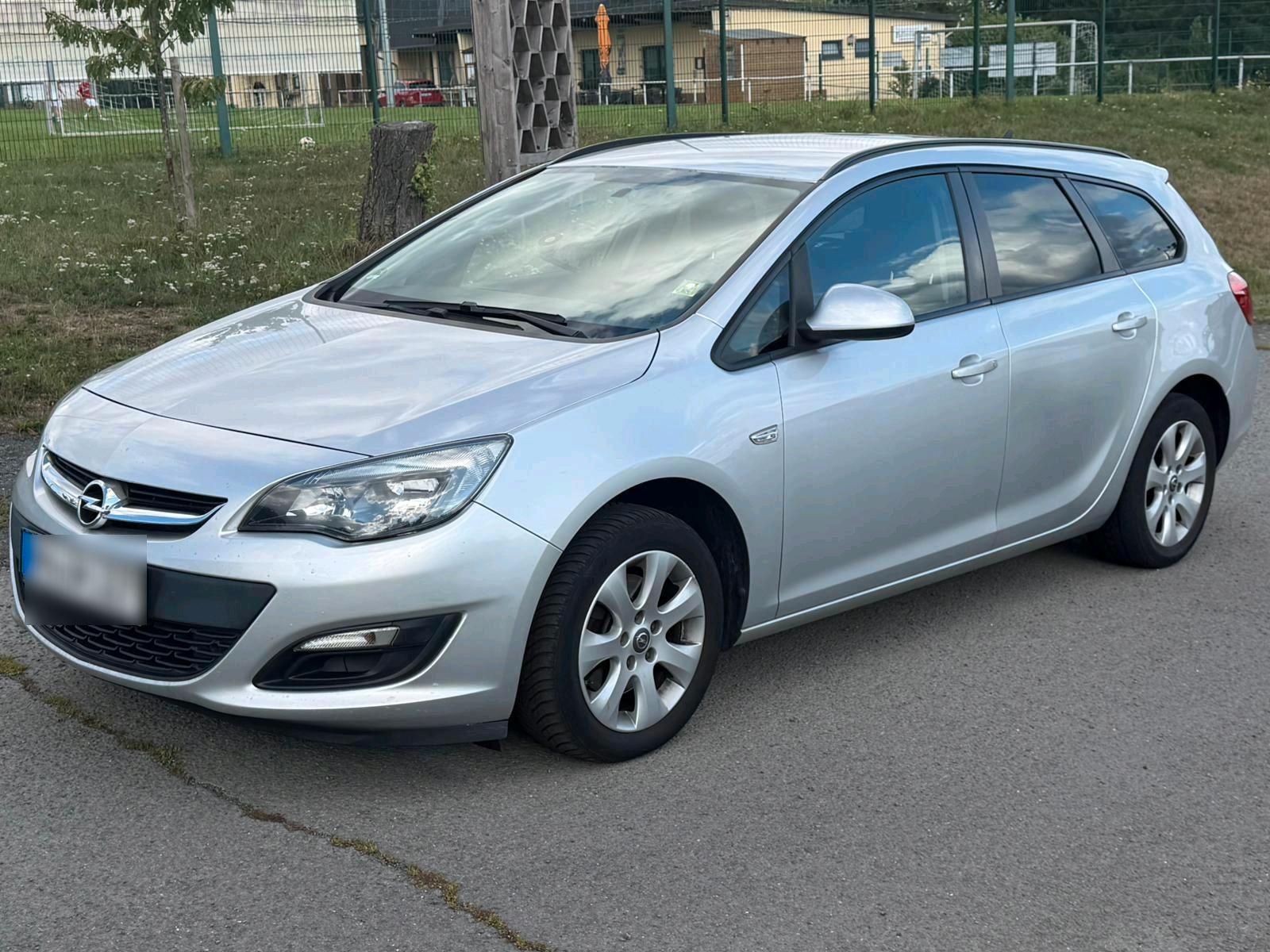 Opel Astra 2015 — rear view