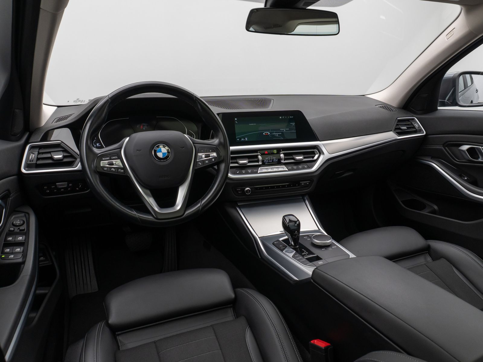 Fahrzeugabbildung BMW 330d xD Panorama DAB HiFi Stop&Go PDC AHK Sport