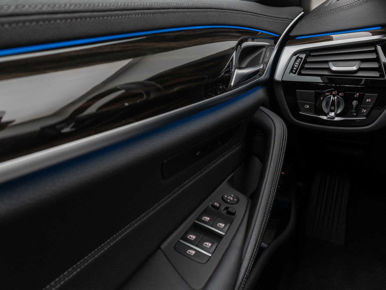 Fahrzeugabbildung BMW 530e xD Luxury Line DAB Komfort HUD Laser HiFi