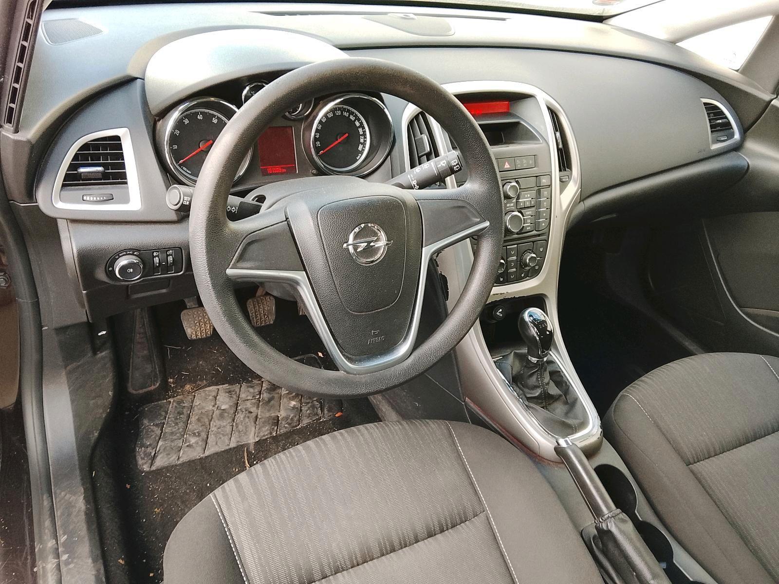 Opel Astra 2012 — photo 6