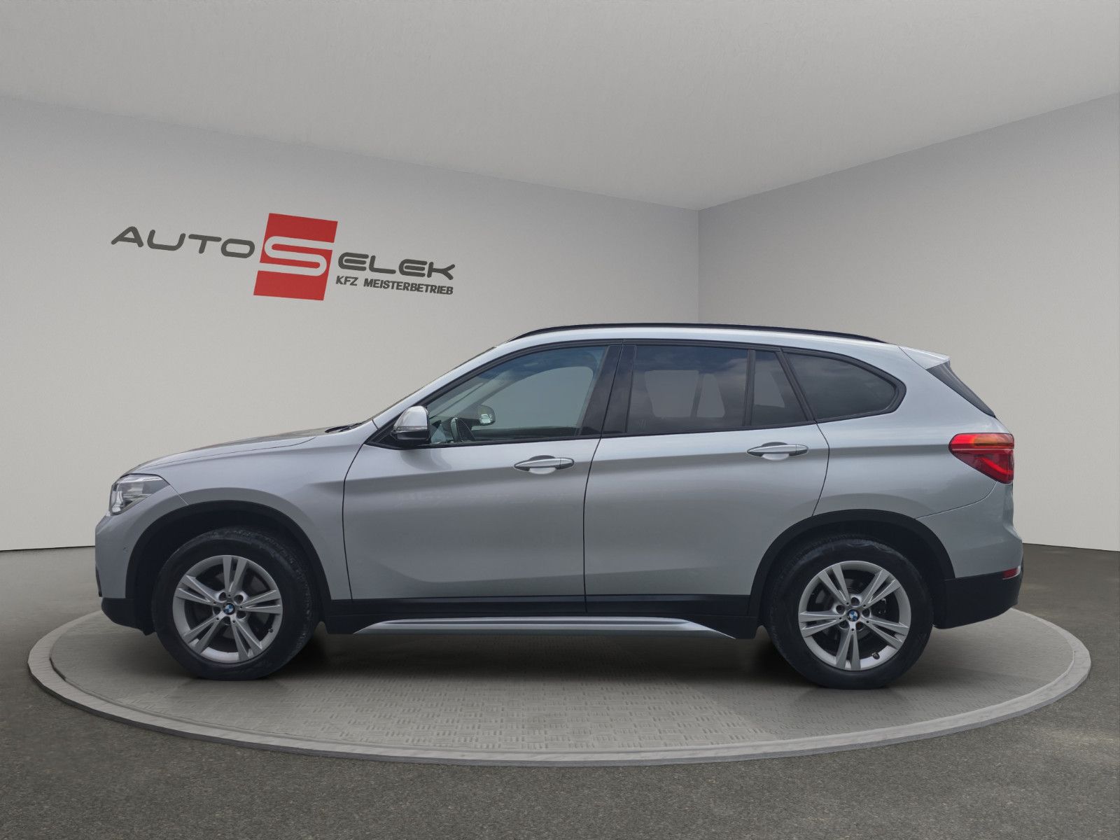 Fahrzeugabbildung BMW X1 xDrive 18 d Sport Line Advantage Parkassiste