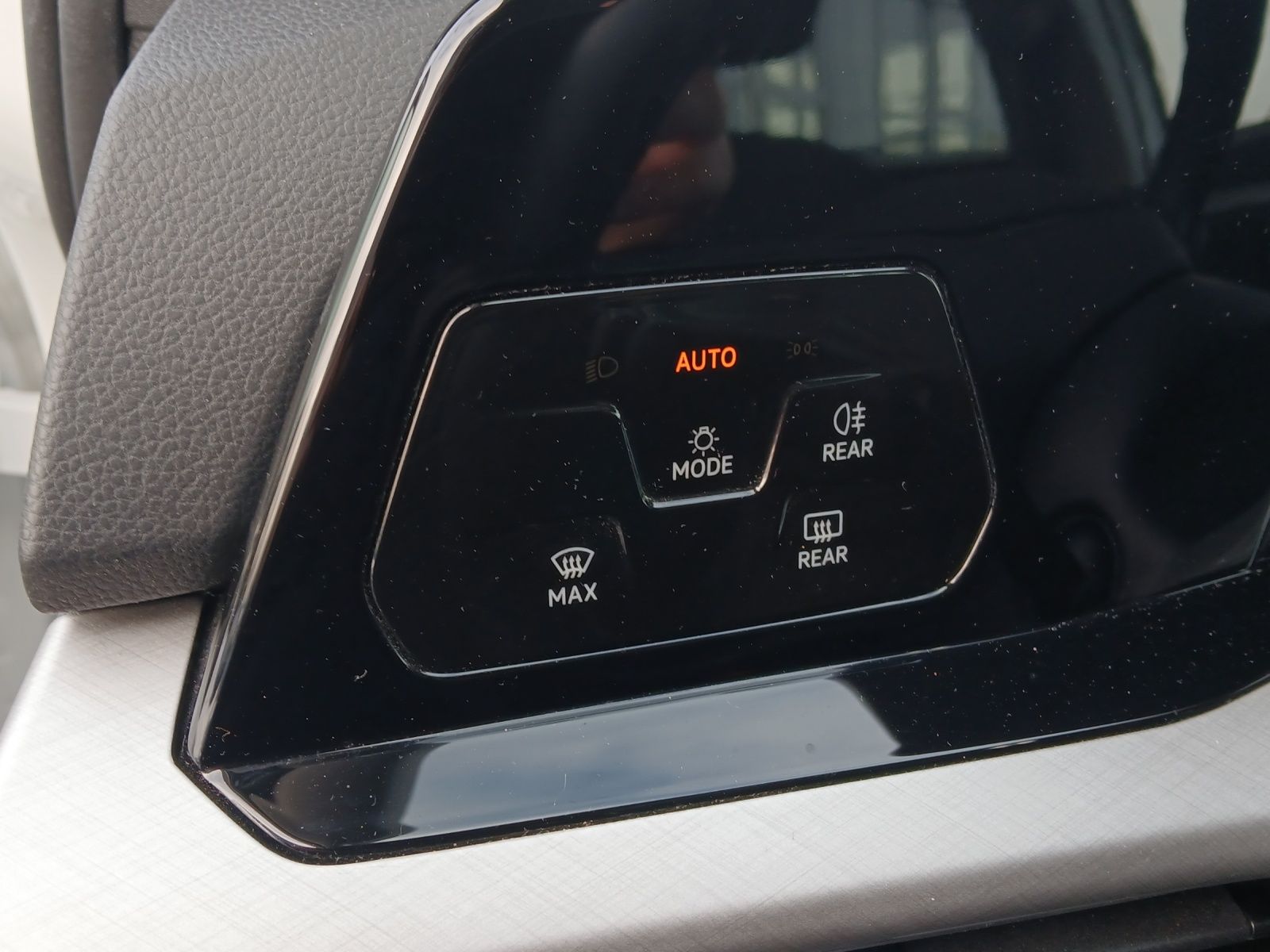 Fahrzeugabbildung Volkswagen Golf VIII Variant TDI Life DSG LED Navi AID ACC