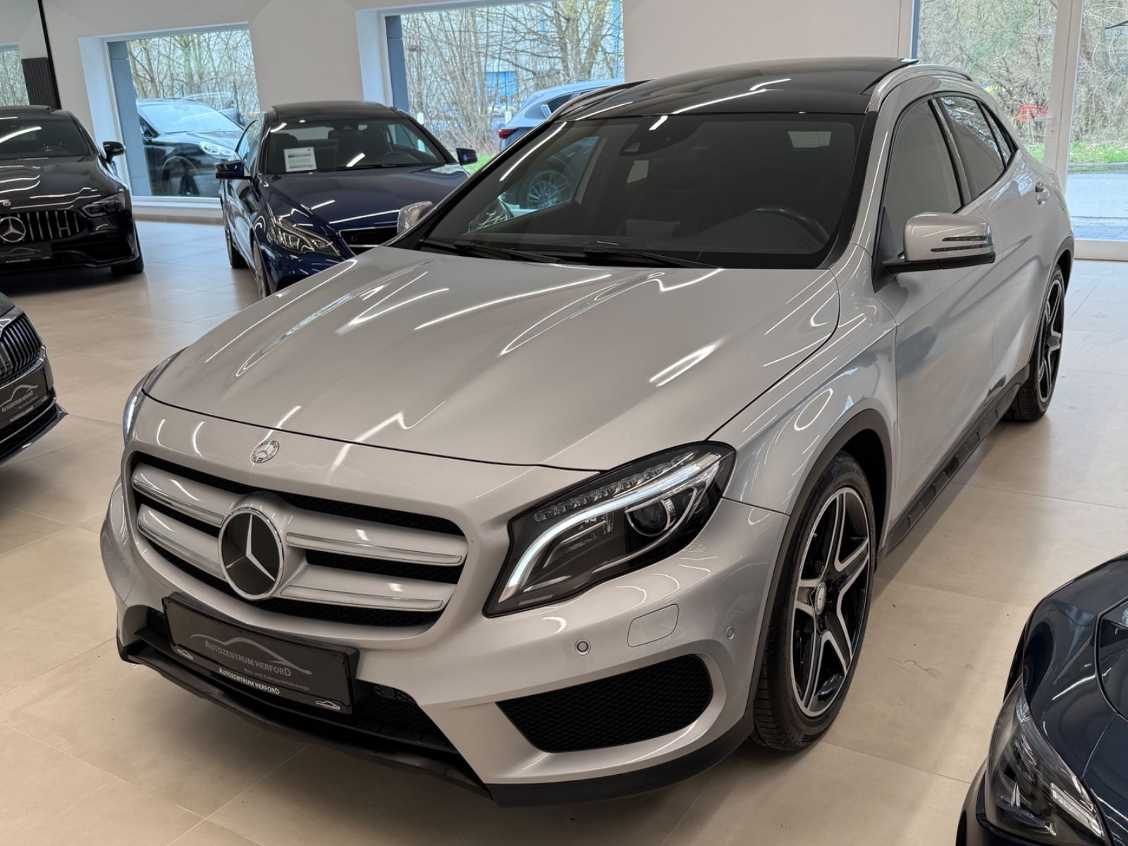 Mercedes-Benz GLA 250 4Matic AMG Line PANORAMA DISTRONIC