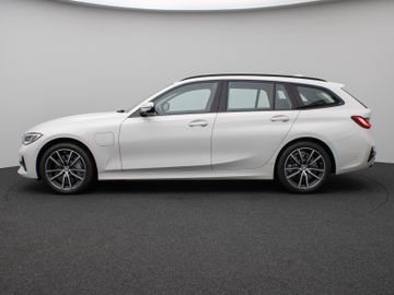 Fahrzeugabbildung BMW 330e xDr Tour Sport Line ACC HUD Pano HiFi Laser
