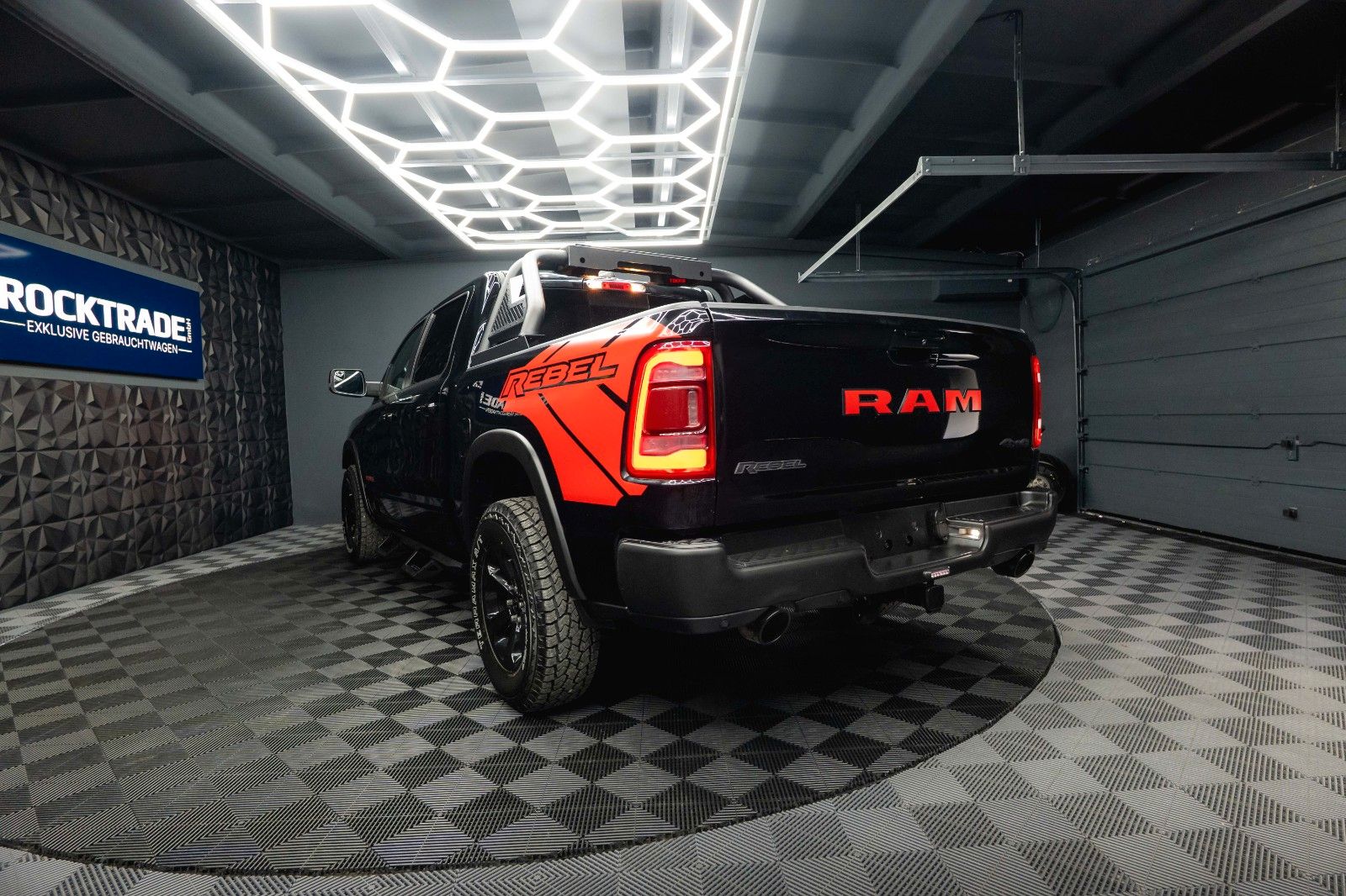Fahrzeugabbildung Dodge RAM 5.7 V8 HEMI 4x4 REBEL AXLE LOCK Airmatic LED