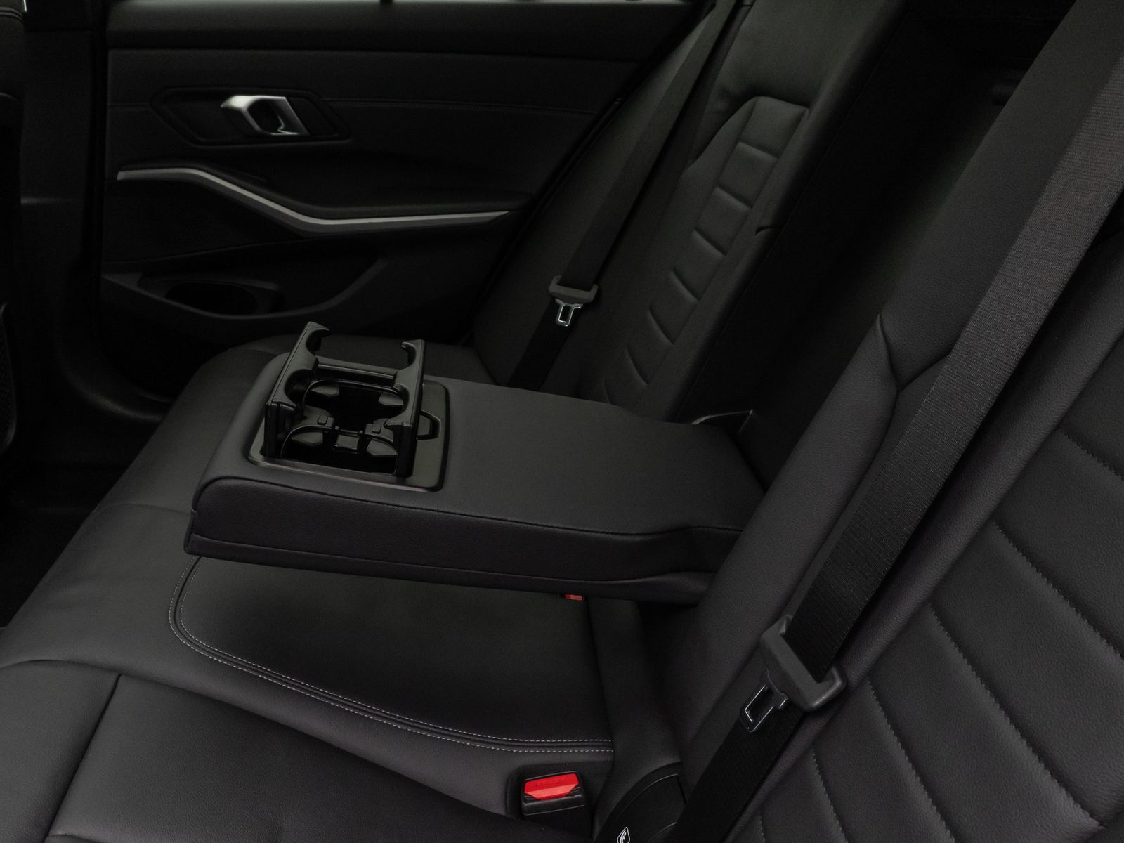 Fahrzeugabbildung BMW 330e Panorama Kamera HUD DAB HiFi AHK Sport Lede