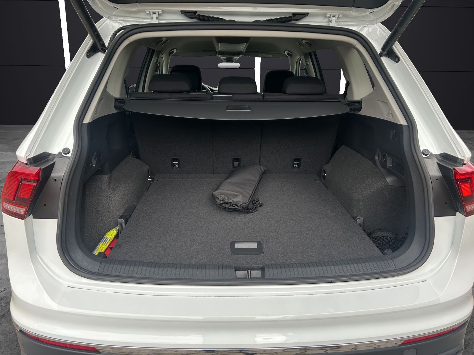 Fahrzeugabbildung Volkswagen Tiguan Allspace TDI Life DSG LED AHK CarPlay AID