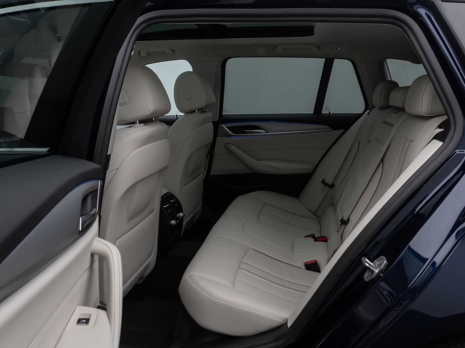 Fahrzeugabbildung BMW 530d xD Panoram Kamera HUD DAB HiFi SoftCl Sport