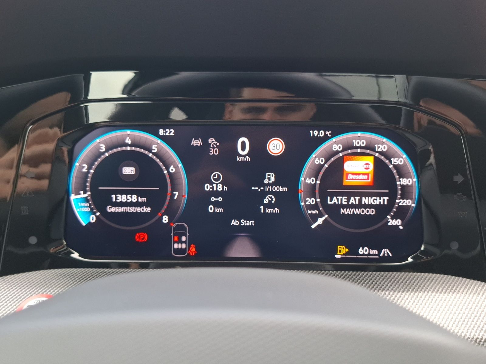 Fahrzeugabbildung Volkswagen Golf VIII Variant TSI R-Line Matrix AHK Navi AID