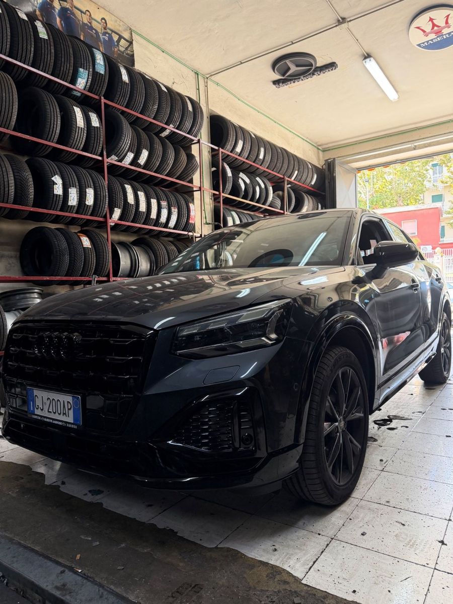 Audi Q2 35 TDI S tronic Identity Black