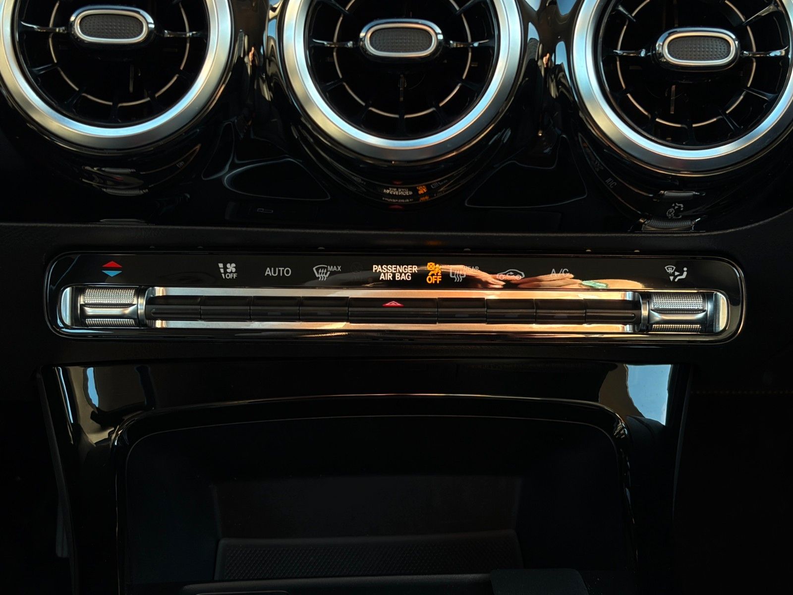 Fahrzeugabbildung Mercedes-Benz CLA 180 SB SHZ LKA MBUX CarPlay TEMP KLIMA Navi