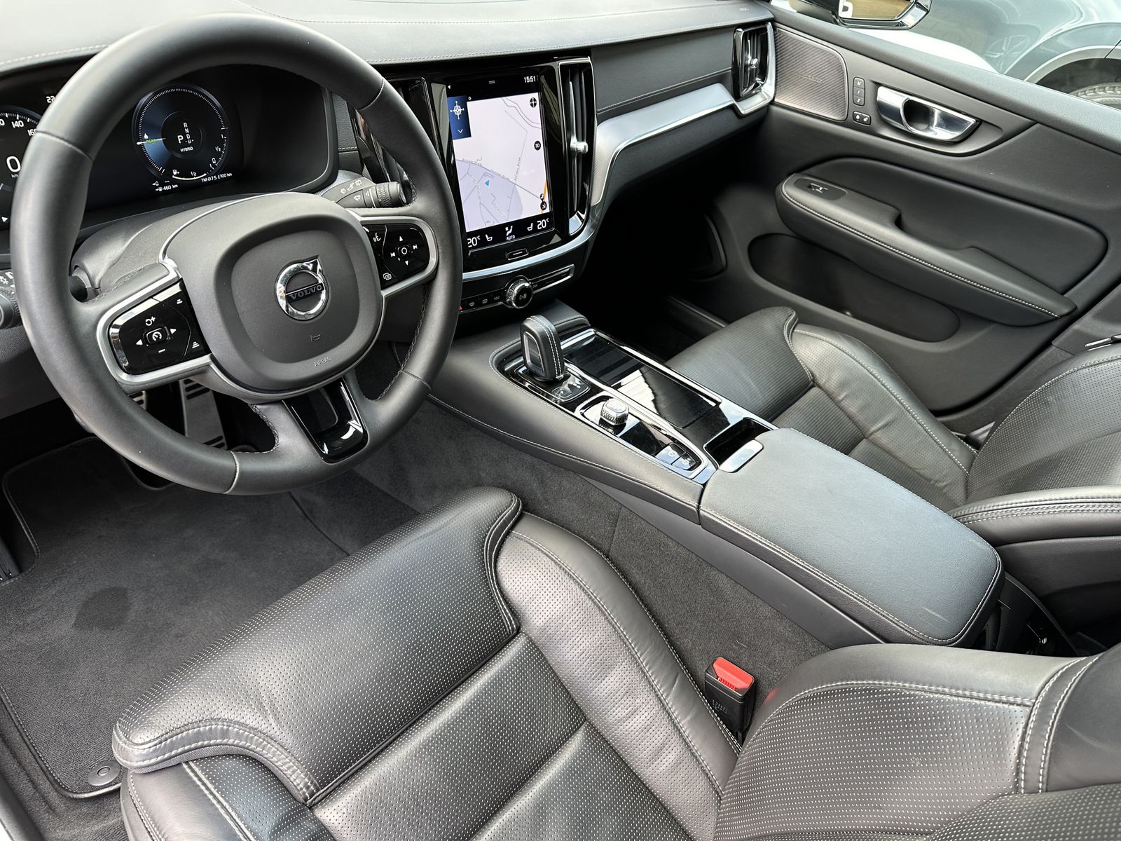 Fahrzeugabbildung Volvo V60 T6 AWD Recharge R-Design NAV+LED+AHK+PANO+VC