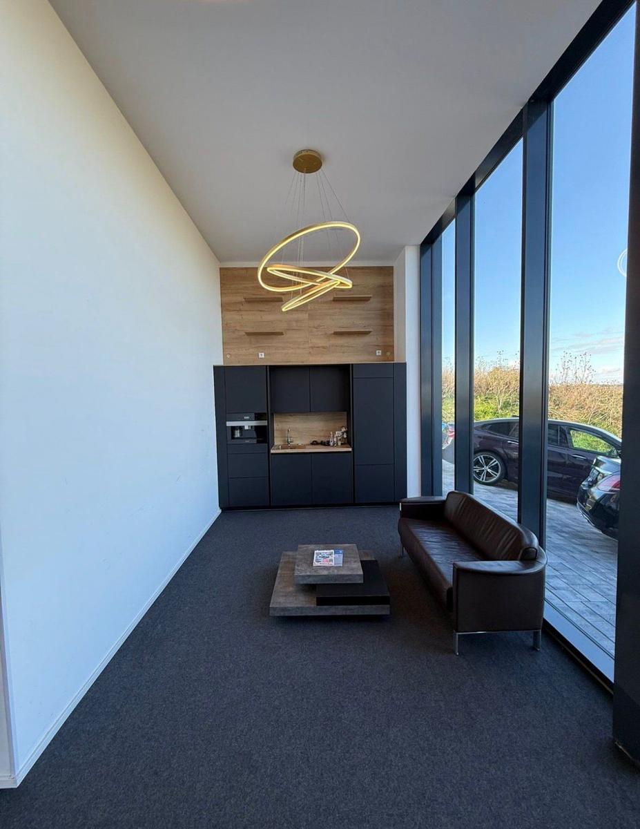 showroom-image-top