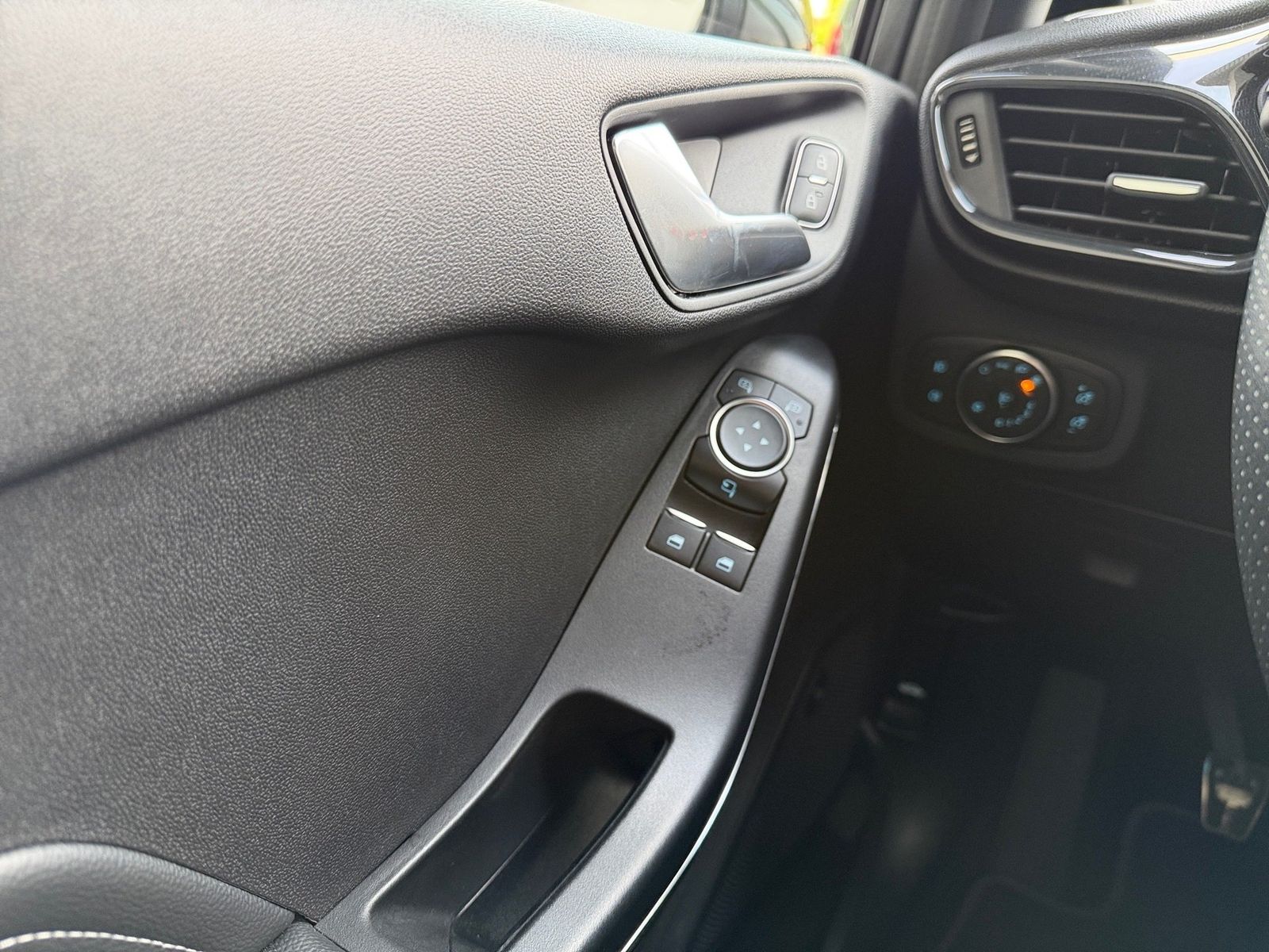 Fahrzeugabbildung Ford Fiesta 1.5 EcoBoost Kamera,Leder,Matrix,Navi,PDC