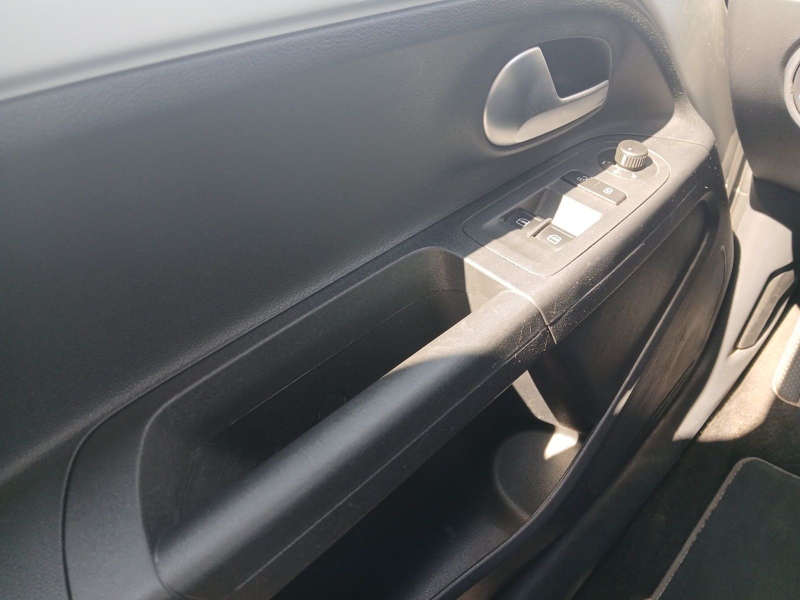 Fahrzeugabbildung Volkswagen up! Klima DAB GRA PDC SH