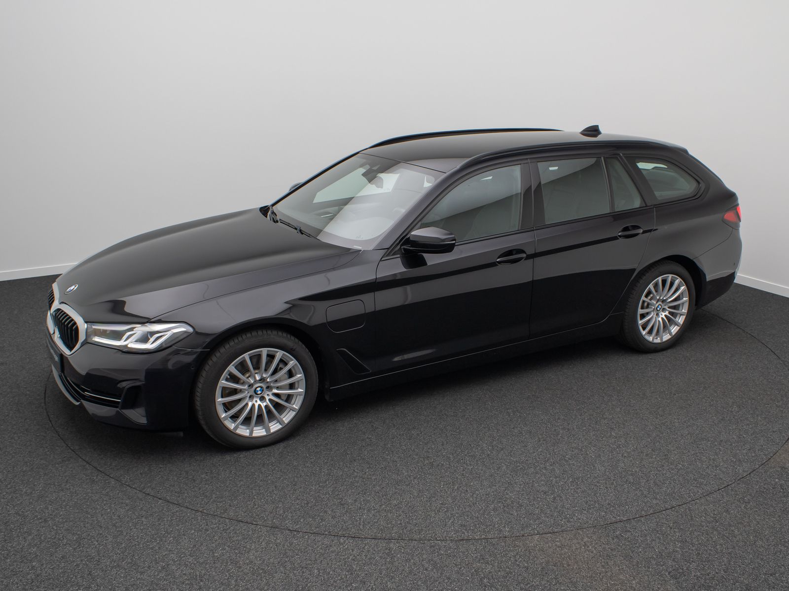 Fahrzeugabbildung BMW 530e xD Kamera DAB DisplKey HiFi Alarm 4*Klima