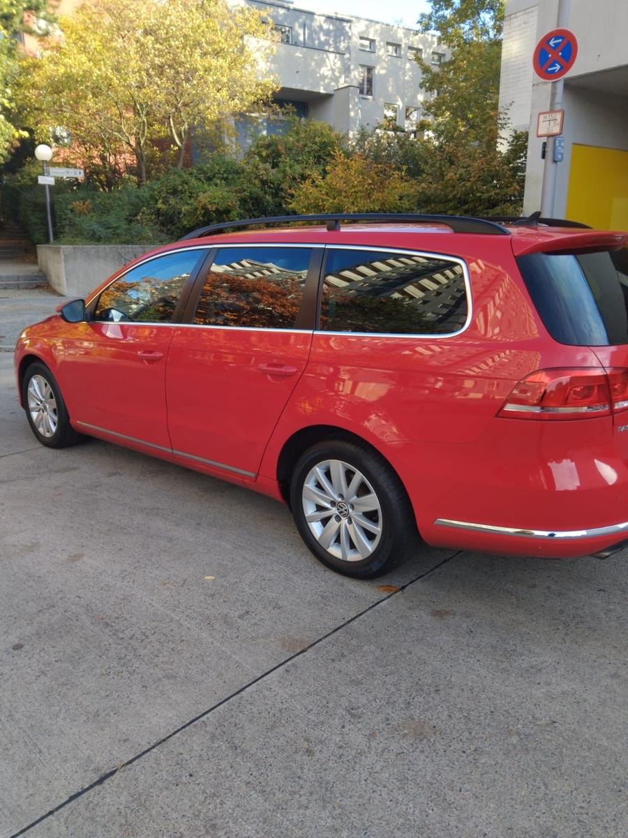 Volkswagen Passat 2012 — rear view