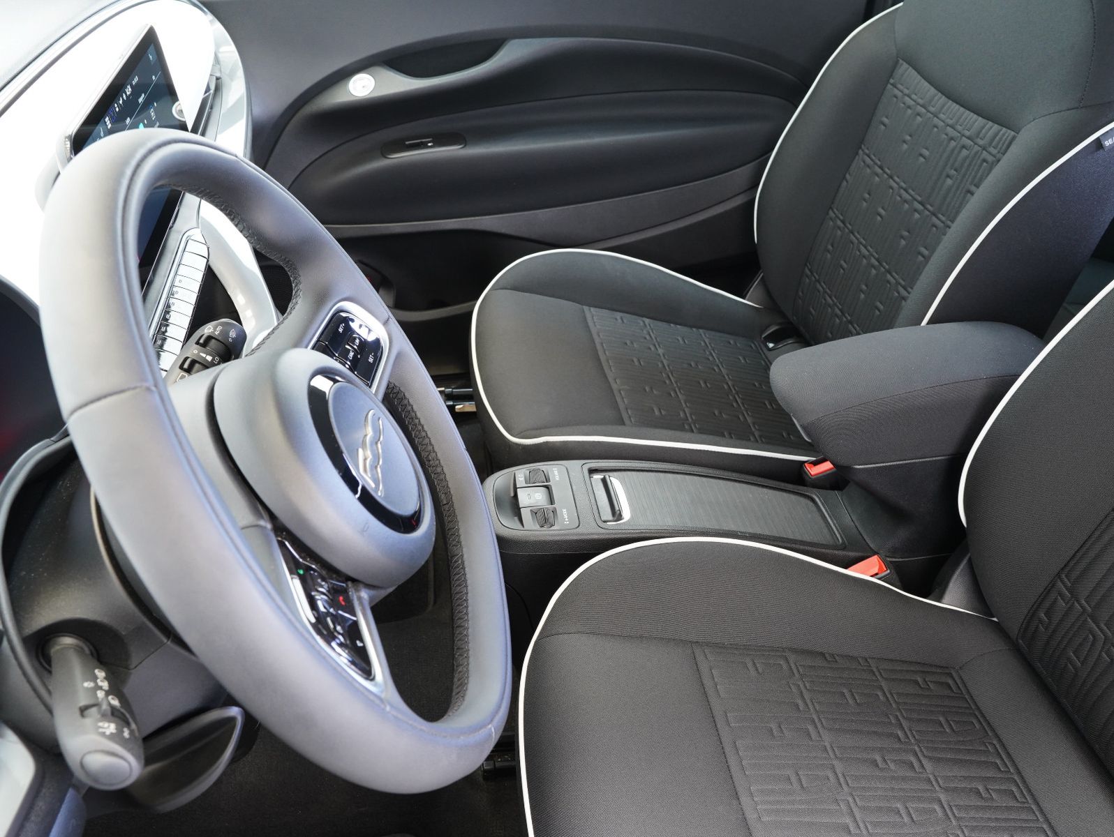 Fahrzeugabbildung Fiat 500e 87KW/42kWh/DC-LADEN/CARPLAY/DAB/SOH/KAMERA