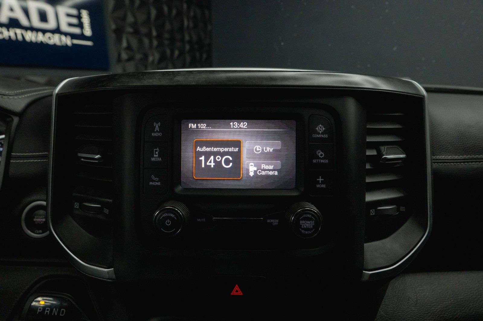 Fahrzeugabbildung Dodge RAM 5.7 V8 HEMI 4x4 OFFROAD NightEdition LONGBED