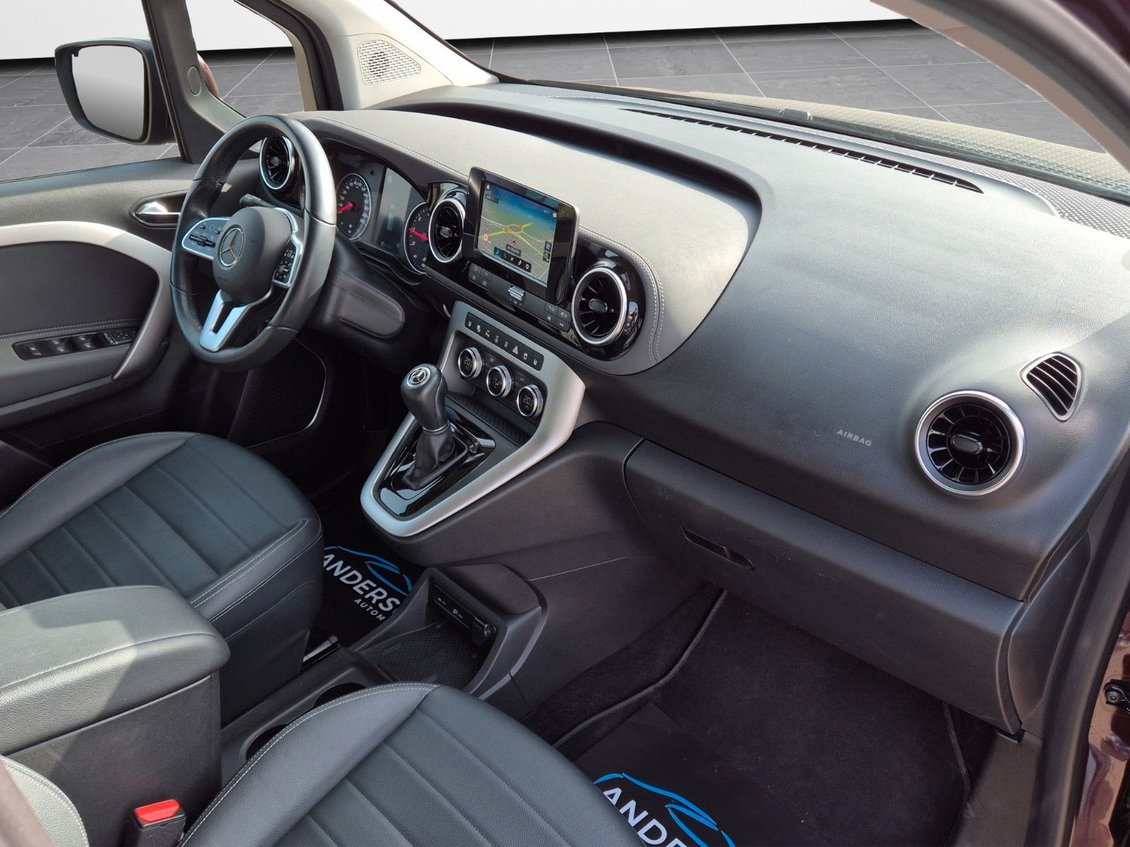 Fahrzeugabbildung Mercedes-Benz T-180 AUTOMATIK KAM LEDER NAVI LED ALLWETTER