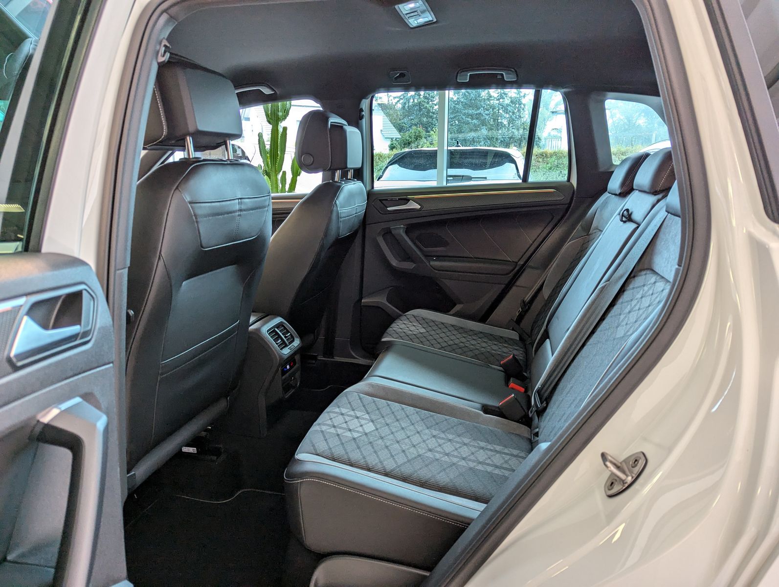 VW Tiguan R-Line eHybrid Matrix Kamera DCC ACC 20" - Image 13