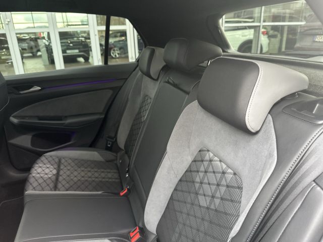 Golf VIII 1.5 eTSI DSG R-Line Black-Style 18 ALU