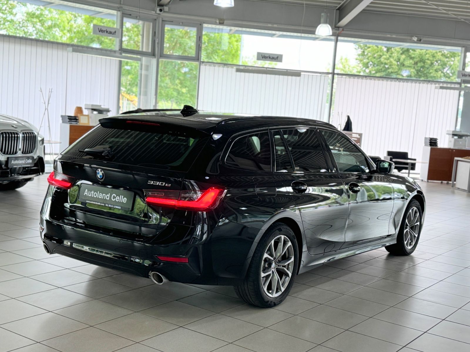 Fahrzeugabbildung BMW 330e Sport Line H/K DAB CockPitPro Alarm PDC LED