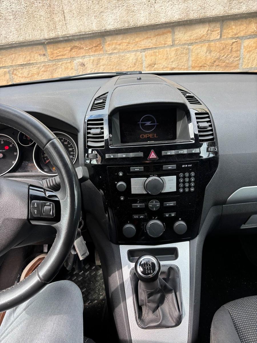 Opel Zafira 2011 — photo 10