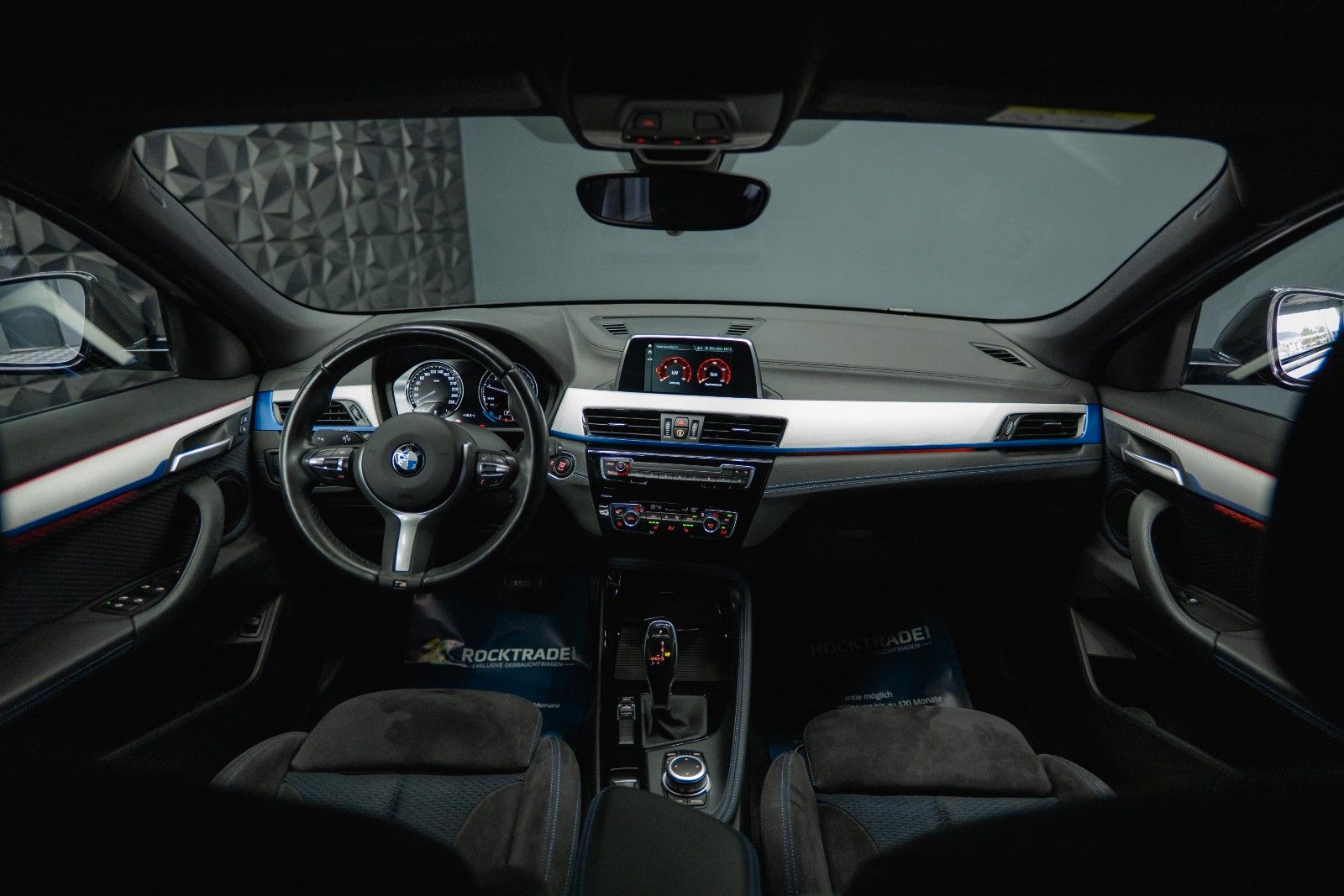Fahrzeugabbildung BMW X2 sDrive 18i M Sport Automatik *Alcantara*LED*