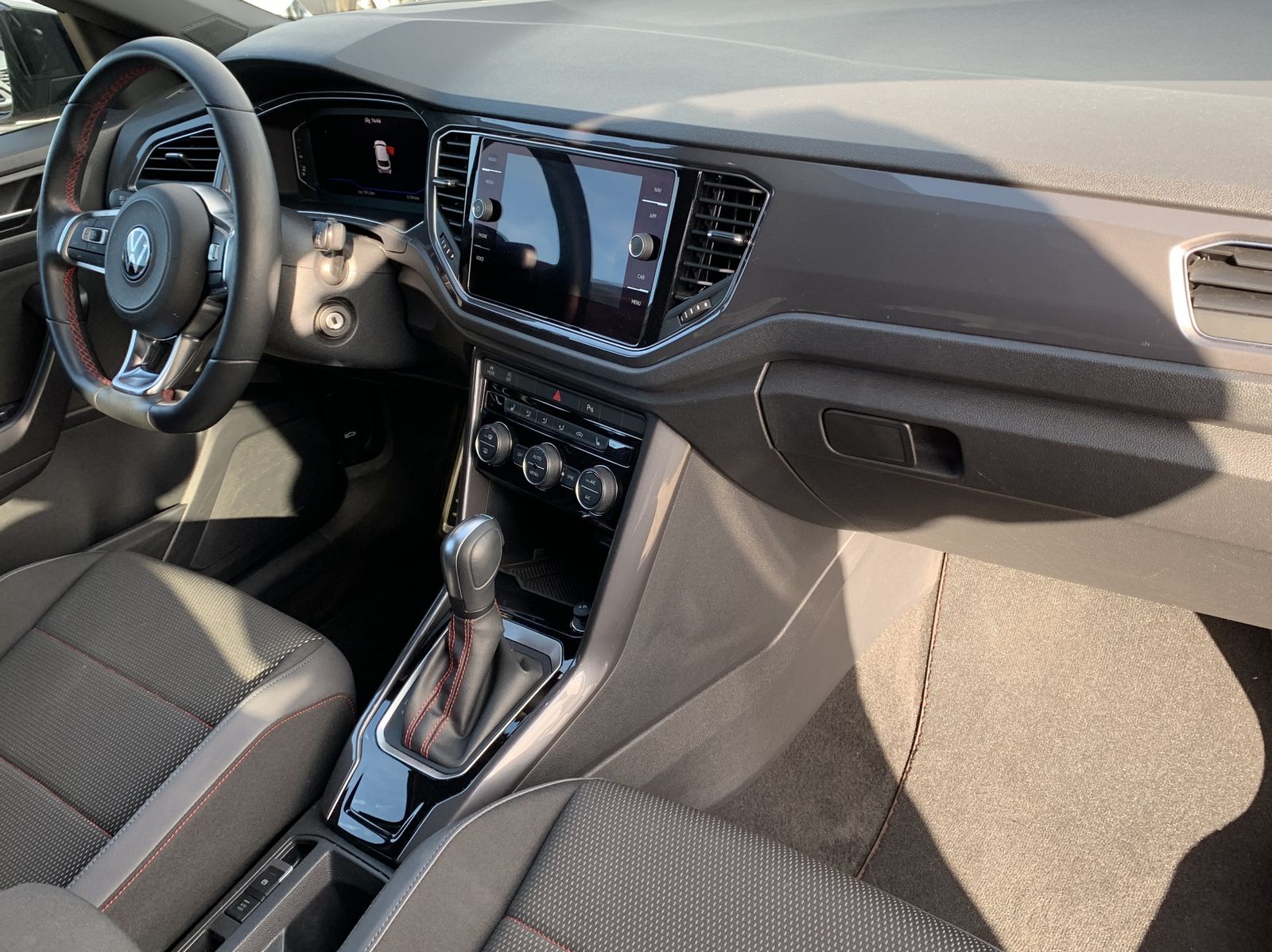 Fahrzeugabbildung Volkswagen T-Roc 1.5 TSI*Sport*Spur*Navi*SHZ*ACC*