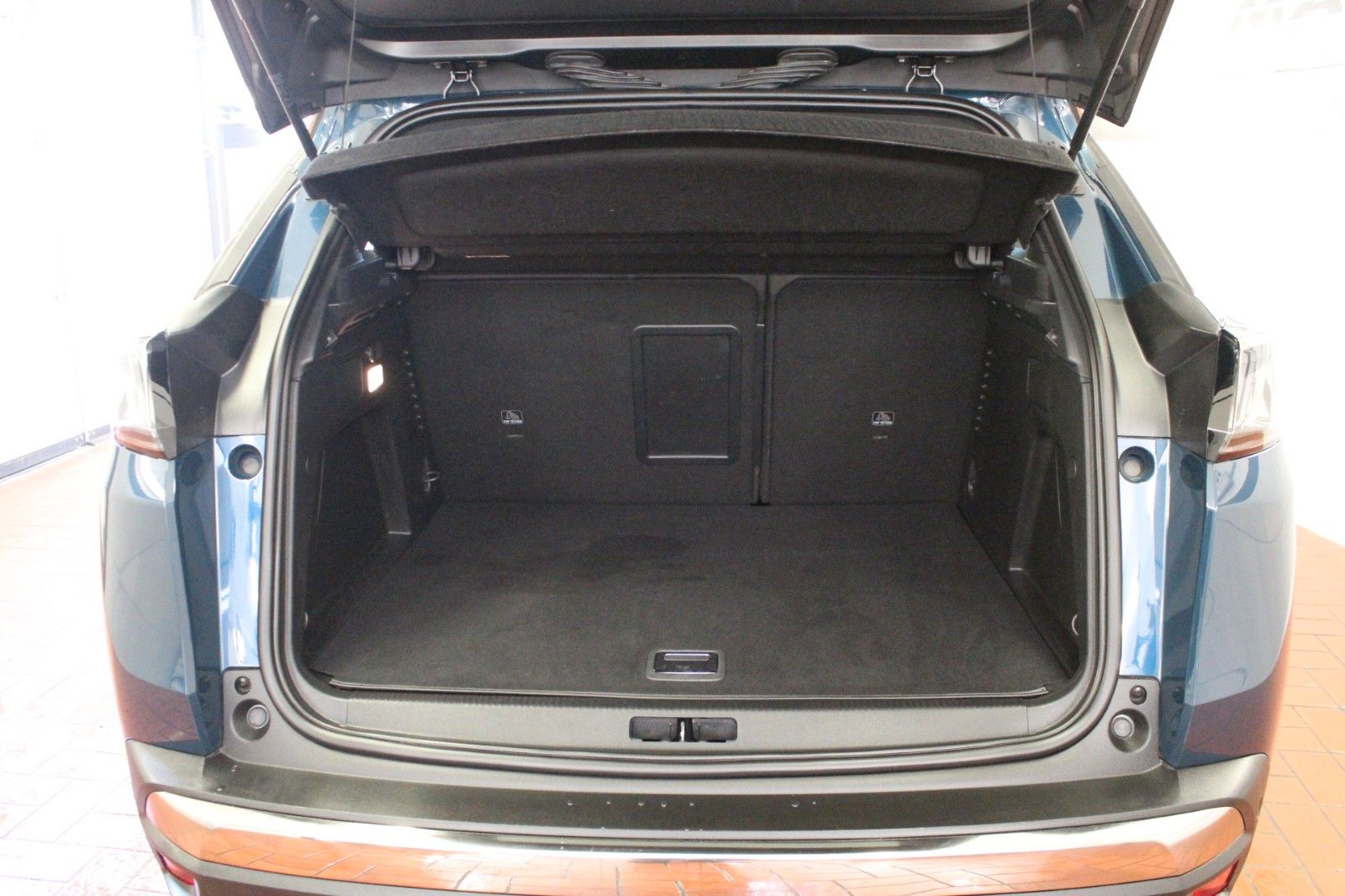 Fahrzeugabbildung Peugeot 3008 Plug-In Hybrid 225 e-EAT8 Allure Pack