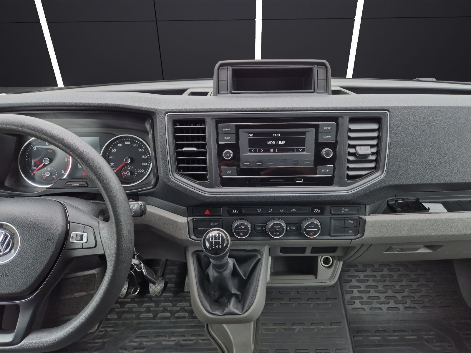 Fahrzeugabbildung Volkswagen Crafter 35 MR HD 4Mo 9-Si Rollstuhllift Trittstu