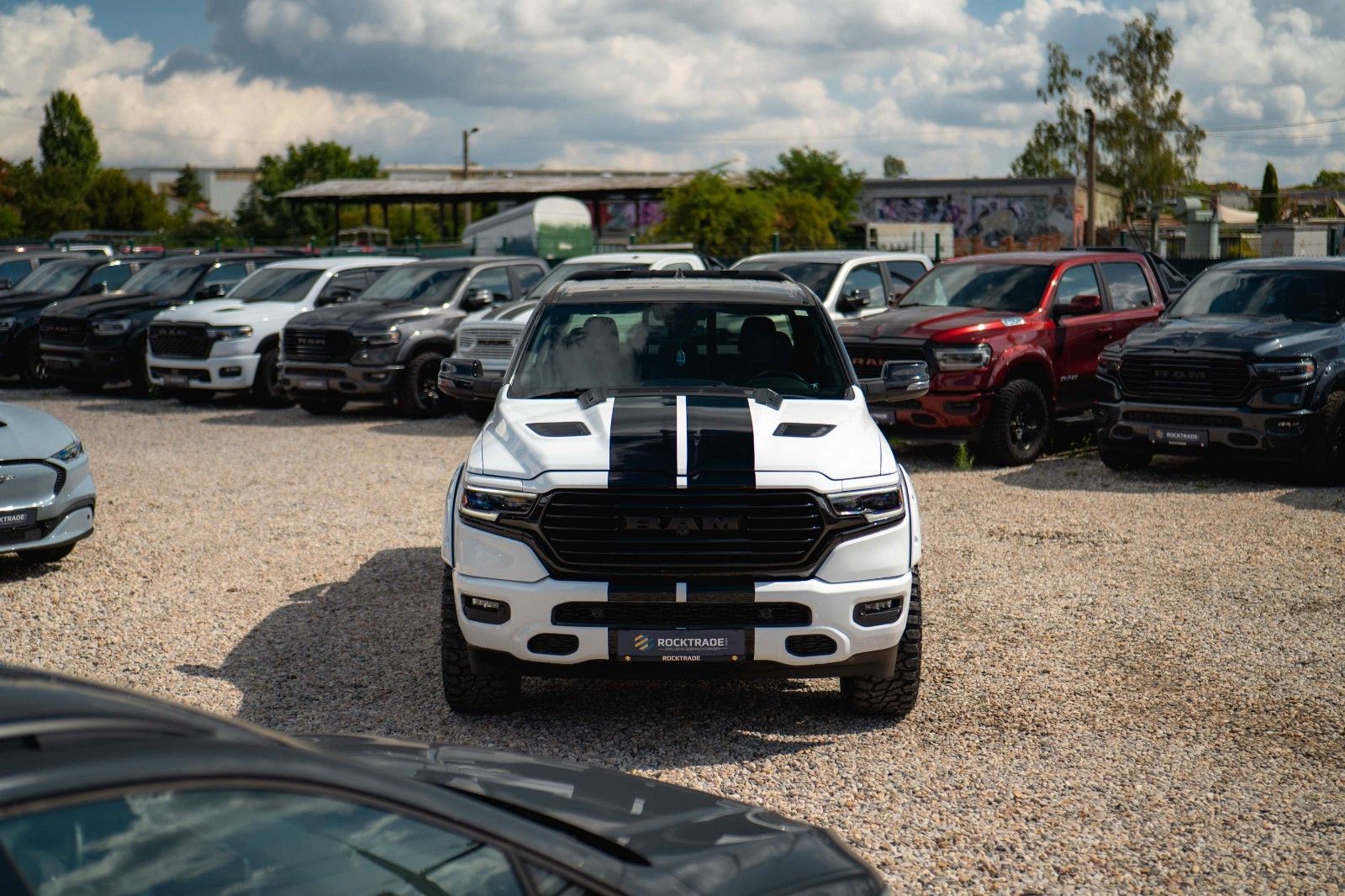 Fahrzeugabbildung Dodge RAM 5.7 V8 HEMI OFFROAD Night Limited 19% LED